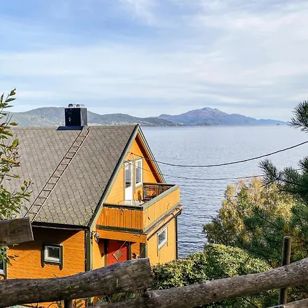 5 Bedroom Beautiful In Vagstranda Hébergement de vacances *