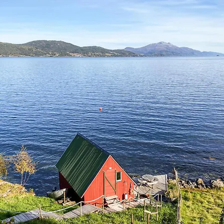 Hébergement de vacances 5 Bedroom Beautiful In Vagstranda Hjelvik