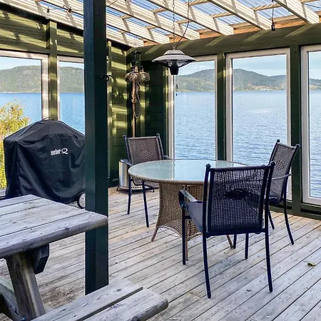 5 Bedroom Beautiful In Vagstranda Hébergement de vacances