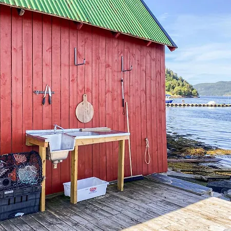 5 Bedroom Beautiful In Vagstranda Hébergement de vacances *