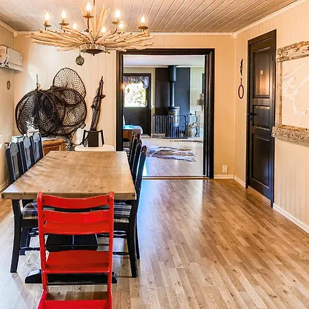 5 Bedroom Beautiful In Vagstranda Hébergement de vacances Hjelvik