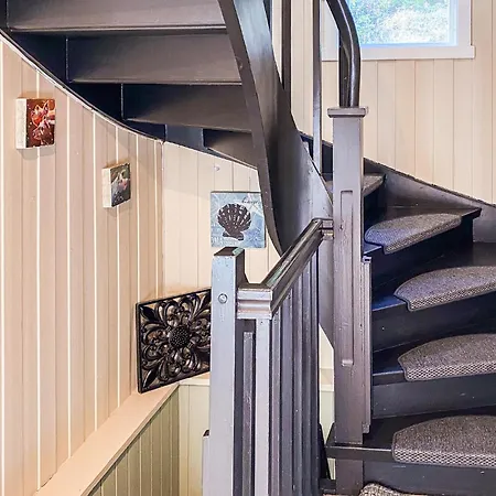 5 Bedroom Beautiful In Vagstranda * Hjelvik