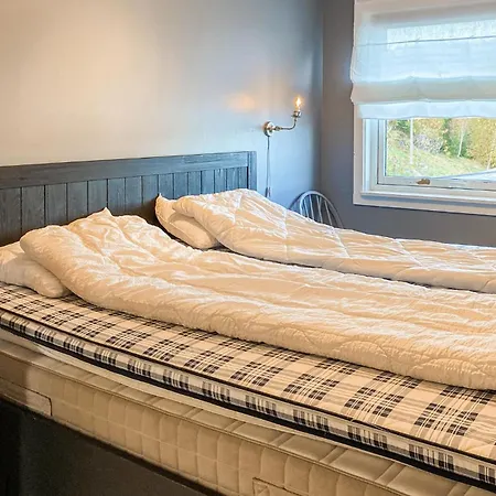 5 Bedroom Beautiful In Vagstranda Hébergement de vacances Hjelvik