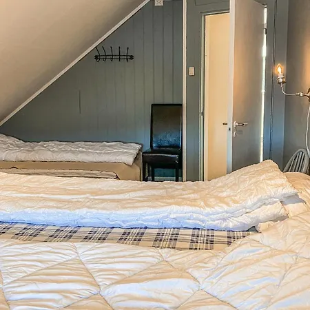 Hébergement de vacances 5 Bedroom Beautiful In Vagstranda Hjelvik