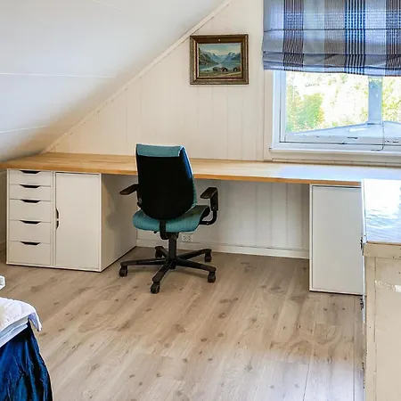 5 Bedroom Beautiful In Vagstranda Hébergement de vacances Hjelvik