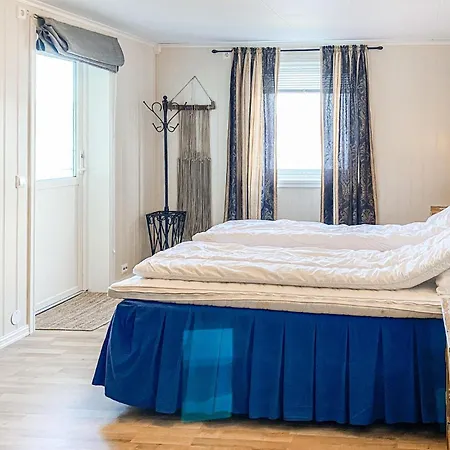 5 Bedroom Beautiful In Vagstranda Hébergement de vacances